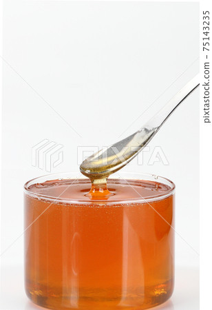 用勺子ing取甜甜的蜜蜂製成的蜂蜜,享受春天花田的香氣。 用勺子ing取甜甜的蜜蜂製成的蜂蜜,享受春天花田的香氣。 75143235