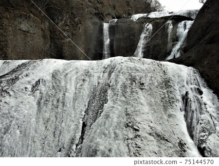 Fukuroda Falls, one of Japan's three major waterfalls frozen in the cold of midwinter Fukuroda Falls, one of Japan's three major waterfalls frozen in the cold of midwinter 75144570