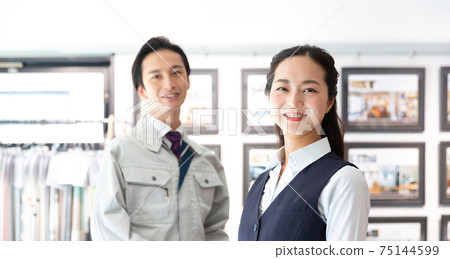 在房地產行業工作的男人和女人 75144599