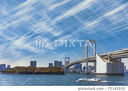 [Minato-ku, Tokyo] A water bus and a cirrus sky operating under the Rainbow Bridge in Tokyo Port. 75145010