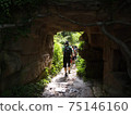 徒步旅行者通過一個山洞徒步旅行的後視圖 75146160