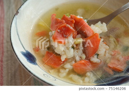 三文魚和塔瓜糙米茶 三文魚和塔瓜糙米茶 75146206