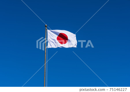 太陽旗在藍藍的天空中飄揚 75146227