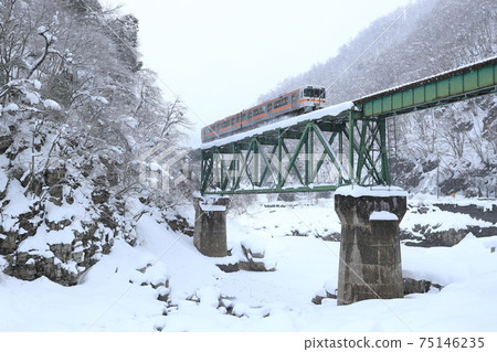 高山本線定期列車在冬天越過桁架橋 高山本線定期列車在冬天越過桁架橋 75146235