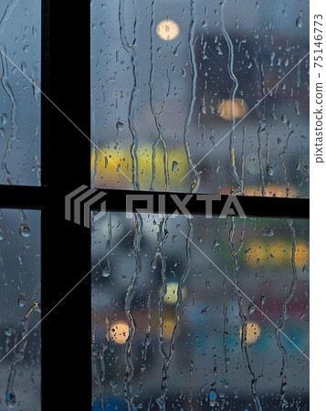 Rain shelter at a cafe 75146773