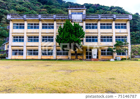 Wakamatsu Municipal Ohira Elementary School Shinkamigoto Goto Islands Wakamatsu Island Historical Record [Minamimatsuura District, Nagasaki Prefecture] 75146787