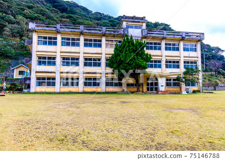 Wakamatsu Municipal Ohira Elementary School Shinkamigoto Goto Islands Wakamatsu Island Historical Record [Minamimatsuura District, Nagasaki Prefecture] 75146788