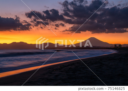 Mt. Fuji and the sunset at Kugenumakaigan Mt. Fuji and the sunset at Kugenumakaigan 75146825