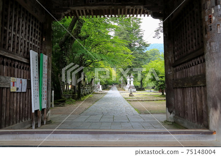 Kegonji Temple in the Summer Valley, 3 (Tanigumi, Ibigawa-cho, Ibi-gun, Gifu Prefecture) Kegonji Temple in the Summer Valley, 3 (Tanigumi, Ibigawa-cho, Ibi-gun, Gifu Prefecture) 75148004