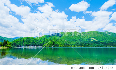 新鮮的綠色青木湖 新鮮的綠色青木湖 75148722