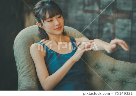 青少年女孩的手臂護理 75149321