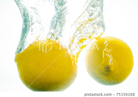 Lemon underwater 75150108