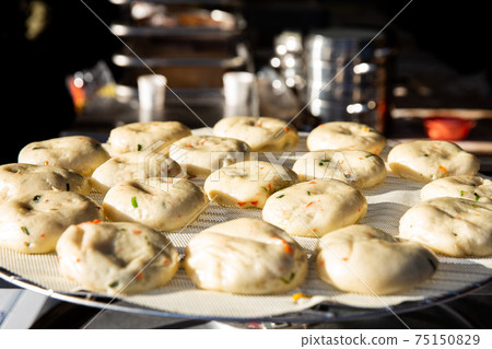 用麵粉餃子皮與肉、蔬菜等一起蒸煮而成的餃子。 75150829