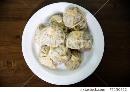用麵粉餃子皮與肉、蔬菜等一起蒸煮而成的餃子。 75150832