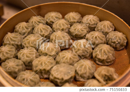 用麵粉餃子皮與肉、蔬菜等一起蒸煮而成的餃子。 75150833