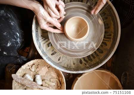Master class on modeling of clay on a potter's wheel 75151108