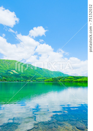 新鮮的綠色青木湖 75152032