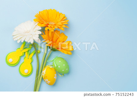 Easter greeting card with gerbera flowers and easter eggs Easter greeting card with gerbera flowers and easter eggs 75152243