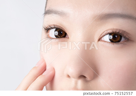 Young woman gazing 75152557