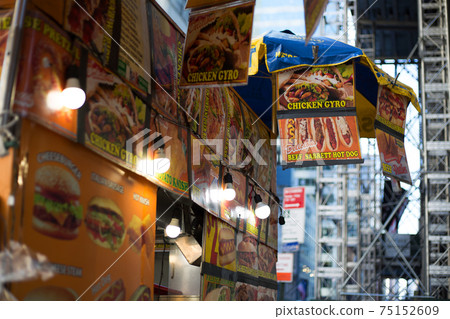 Street food fast food in New York 75152609