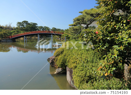 View the garden from the Marugame Museum side of Nakatsu Banshoen in Marugame City 75154193