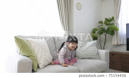 Kids playing on the sofa 75154438