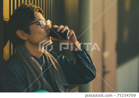 罐裝咖啡和工人 75154709