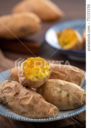 Roasted sweet potato Roasted sweet potato Taiwan snacks Roasted sweet potato 焼き芋 焼きいも 75155256