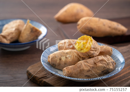 Roasted sweet potato Roasted sweet potato Taiwan snacks Roasted sweet potato 焼き芋 焼きいも 75155257