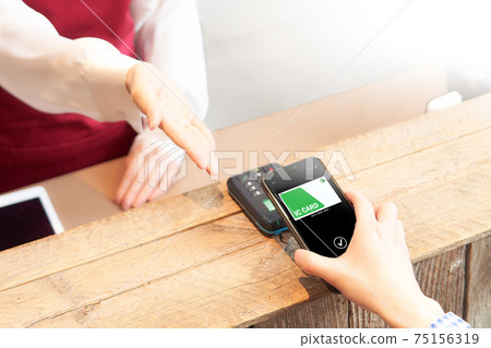 進行智能手機付款的客戶和業務員的手 75156319