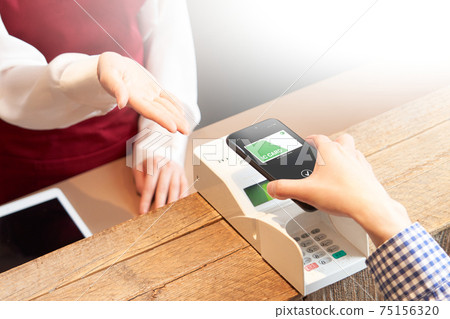 進行智能手機付款的客戶和業務員的手 進行智能手機付款的客戶和業務員的手 75156320