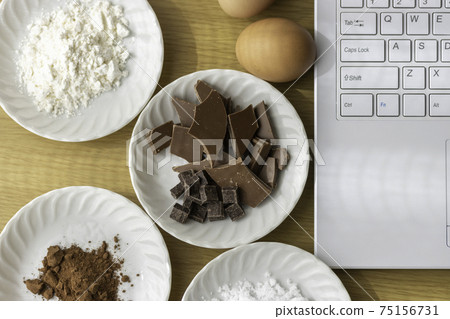 Image of making chocolate sweets by looking at a laptop 75156731