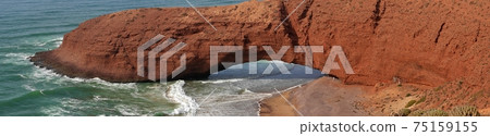 Panoramic view of giant natural arch on seaside beach 75159155