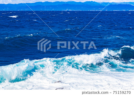 靜岡縣沼津市Ita,波濤洶湧的大海中的Ita海灘 靜岡縣沼津市Ita,波濤洶湧的大海中的Ita海灘 75159270