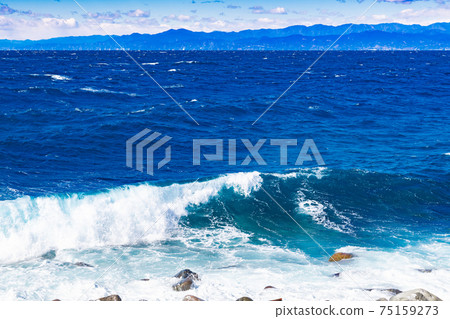 靜岡縣沼津市Ita,波濤洶湧的大海中的Ita海灘 靜岡縣沼津市Ita,波濤洶湧的大海中的Ita海灘 75159273