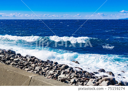 靜岡縣沼津市Ita，波濤洶湧的大海中的Ita海灘 75159274
