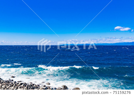 靜岡縣沼津市Ita,波濤洶湧的大海中的Ita海灘 靜岡縣沼津市Ita,波濤洶湧的大海中的Ita海灘 75159276
