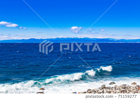 靜岡縣沼津市Ita，波濤洶湧的大海中的Ita海灘 75159277