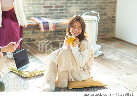 Relax in the room with your sharemates 75159851