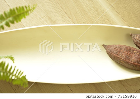 Copy space on white plate. With cocoa pod (white background, soft focus) Copy space on white plate. With cocoa pod (white background, soft focus) 75159916