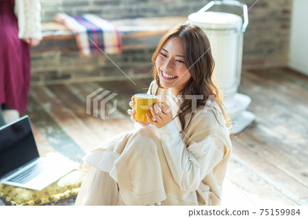 Relax in the room with your sharemates 75159984