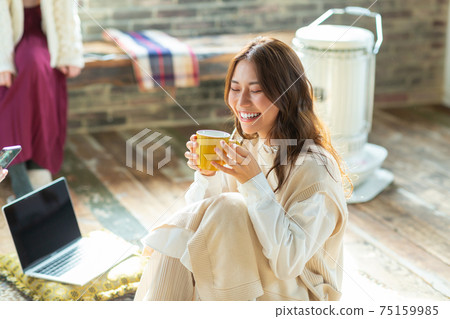 與您的同伴一起在房間裡放鬆 與您的同伴一起在房間裡放鬆 75159985