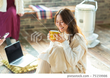 與您的同伴一起在房間裡放鬆 與您的同伴一起在房間裡放鬆 75159986