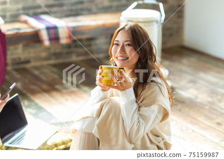 Relax in the room with your sharemates Relax in the room with your sharemates 75159987