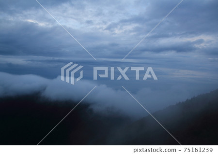 Landscape / sea of clouds / sunset 75161239