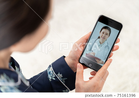 Online medical treatment image from smartphone 75161396