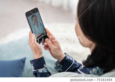 Online medical treatment image from smartphone 75161404