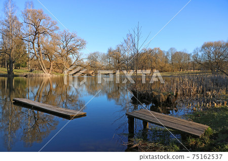 Exit to a small lake. The beginning of spring. Exit to a small lake. The beginning of spring. 75162537