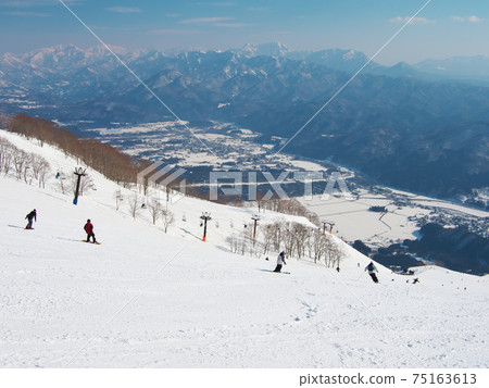 白馬47冬季運動公園:從阿爾卑斯山平坦山坡上眺望的白馬村和妙高山 白馬47冬季運動公園:從阿爾卑斯山平坦山坡上眺望的白馬村和妙高山 75163613
