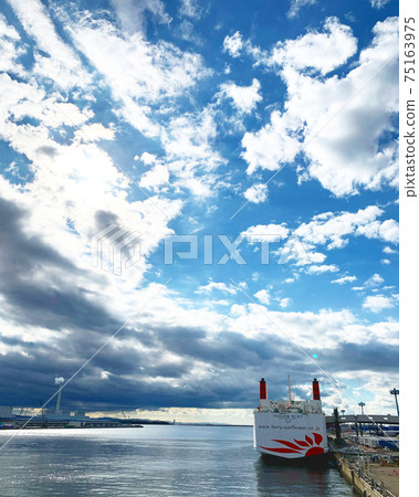 Sea, ship, sky, clouds 75163975